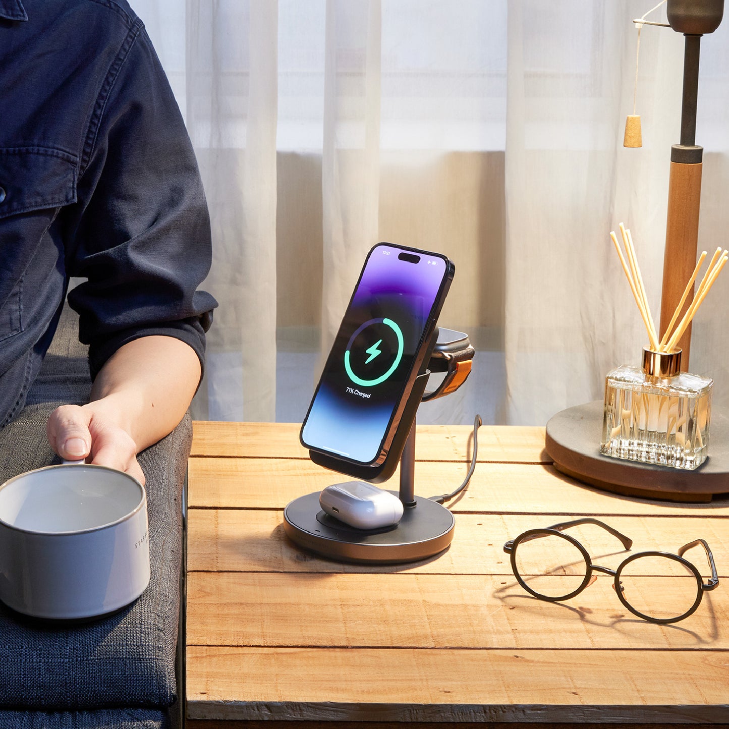 Mag 5 5000 mAh Magnetic 5-in-1 Wireless Charging Station with Travel Adapter