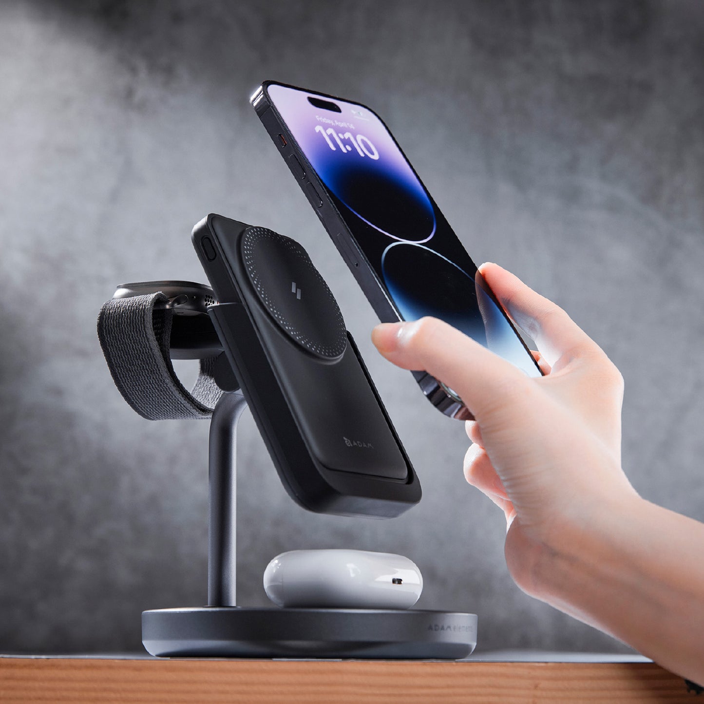 Mag 5 5000 mAh Magnetic 5-in-1 Wireless Charging Station with Travel Adapter